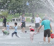 충남권 가끔 비 내리며 최고체감온도 33도 이상…밤에는 '열대야'