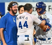 카데나스, KBO 데뷔 첫 끝내기 홈런 [사진]