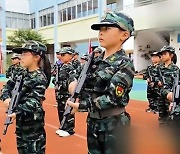 고사리손에 총기 쥐고…"애국심 키워라" 중국의 군사 훈련