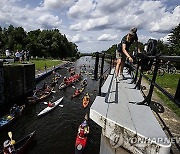 Canada Rideau Canal Lock and Paddle