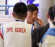 공항 출발 지연되자 분주해진 북한 선수단 관계자