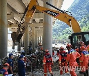 (SpotNews)CHINA-SHAANXI-ZHASHUI-BRIDGE COLLAPSE-RESCUE (CN)