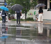 [날씨] 수도권 곳곳 돌풍 동반한 강한 비…남부·제주 '찜통더위'