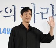 [포토]포즈 취하는 배우 최원영