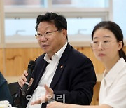 [포토] 구로구 가족센터 간담회 갖는 주형환 부위원장