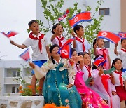 北 청진시 새 살림집 입사모임 진행…"명절 분위기"