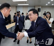 태영호 '대한민국 행정직 업무 처음, 잘 부탁드립니다'