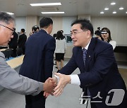 민주평통 직원들 처음 만난 태영호 사무처장