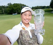 LPGA 데이나 오픈 우승컵 들고 셀피 찍는 완나센