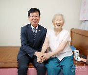 광주 광산구 '백세 장수 어르신'에 축하 물품 공기청정기 지원