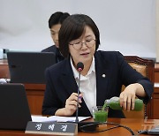 정혜경 의원, 환경장관 후보자 청문회서 '녹조라떼' 전달