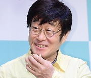 “우여곡절 끝에 다시 돌아와” 김창완, 美 무사 귀국 후 ‘저녁바람’ DJ 첫 진행