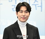 정우성, 유엔난민기구 친선대사 전격 사임 “끊임없이 정치적 공격받아”