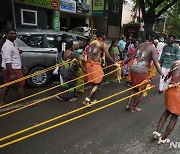 인도 아디 축제, 갈고리로 등 뚫어 수레 끄는 사람들