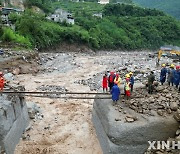 중국 쓰촨성 산사태 사망자 10명으로 늘어… 29명 실종