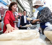 대구 서문시장 찾은 나경원