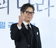 [포토] 유재명 '행복의 나라' 화이팅!