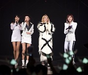 2NE1, 8년 만 완전체…글로벌 투어 확정 [공식]