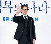 [T포토] 유재명 '다정한 손인사'