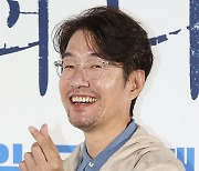 포즈 취하는 송영규