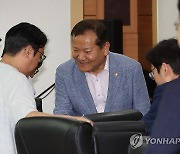 참석자들과 인사하는 이상민 장관