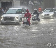 폭우로 물에 잠긴 뭄바이 시내