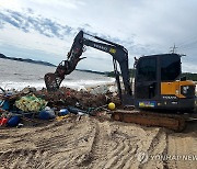 폭우에 떠내려온 쓰레기