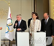 토마스 바흐 IOC 위원장 발언 경청하는 마크롱 대통령