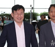 미소 속 체코 특사 출국