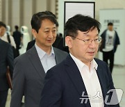 '체코 원전 수주' 특사 출국하는 성태윤·안덕근