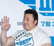 마동석, 결혼 반지 끼고 영화관 온 마블리