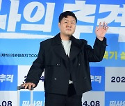 [포토] 윤경호, '극장으로 떠나요~'