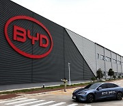 버핏 "미국 내 투자 집중"…BYD 지분 5% 아래로 줄여