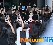 경호원도 역부족인 에스파 입국, ‘아수라장’된 김포공항 [포토엔HD]