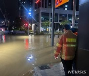 장마 언제 끝나나…車 3500대 잠기고 319억원 손해