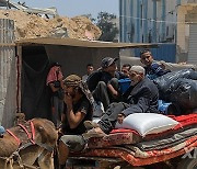 MIDEAST-GAZA-KHAN YOUNIS-FLEEING