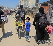 MIDEAST-GAZA-KHAN YOUNIS-FLEEING