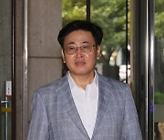 출근하는 유상임 과기정통장관 후보자