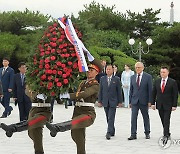 '방북' 러 검찰총장, 해방탑 헌화