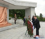 '방북' 러 검찰총장, 해방탑 헌화