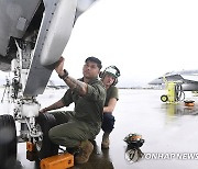 F/A-18 호넷 전투기 점검하는 해병대 정비사들