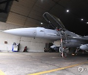 항공기 살펴보는 KF-16 조종사