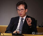 인터뷰하는 리일규 전 참사