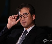 안경 고쳐쓰는 리일규 전 참사