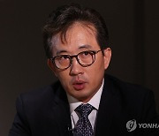 인터뷰하는 리일규 전 정무참사