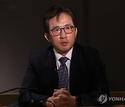 인터뷰하는 리일규 전 정무참사