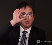 안경 고쳐쓰는 리일규 전 참사