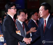 尹대통령, 한동훈 신임 대표와 통화해 당선축하 덕담