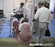 보험연구원 "생보사, '고령층 특화 플랫폼 사업자'로 변신해야"