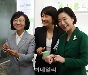 [포토] K-뷰티 시연하는 오영주 장관·오유경 처장